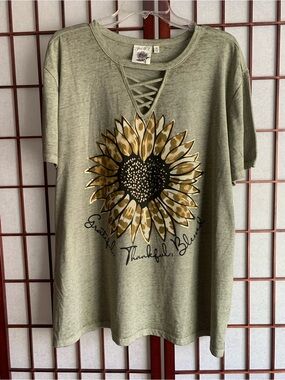 NWT JOEI & I Lite Olive Graphic Shirt with Golden Sunflower in Plus Size 2X